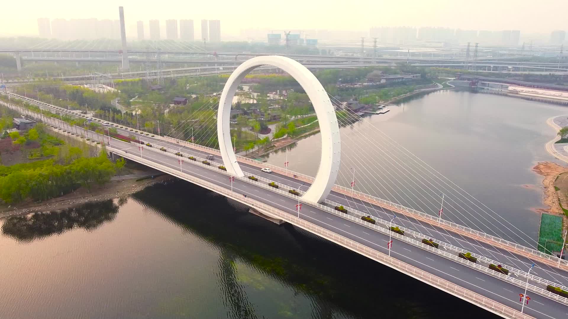 航拍环绕郑州蝶湖公园戒指桥视频的预览图