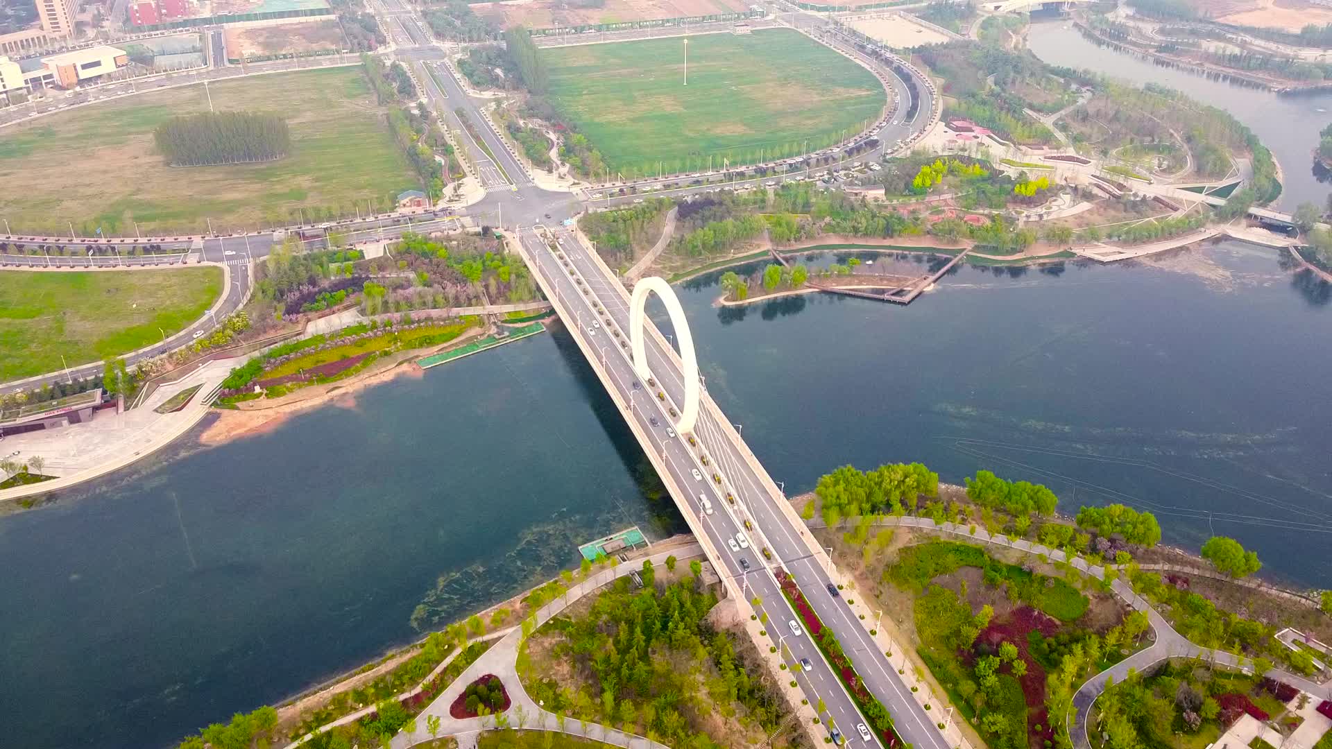 航拍俯瞰郑州蝶湖公园戒指桥全景视频的预览图