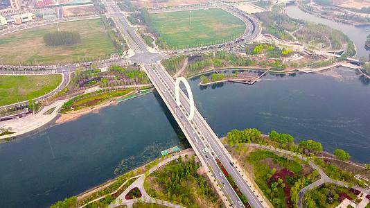 航拍俯瞰郑州蝶湖公园戒指桥全景视频的预览图