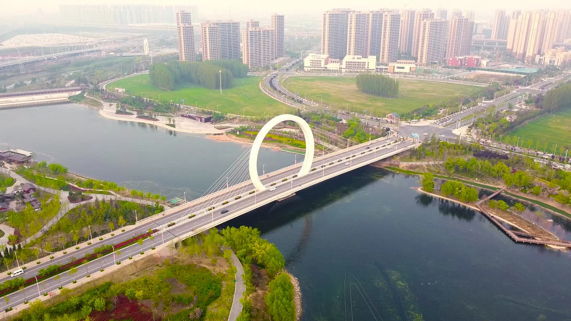 航拍环绕郑州蝶湖公园戒指桥全景视频的预览图