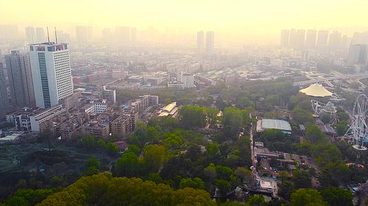 航拍郑州人民公园唯美金色夕阳视频的预览图