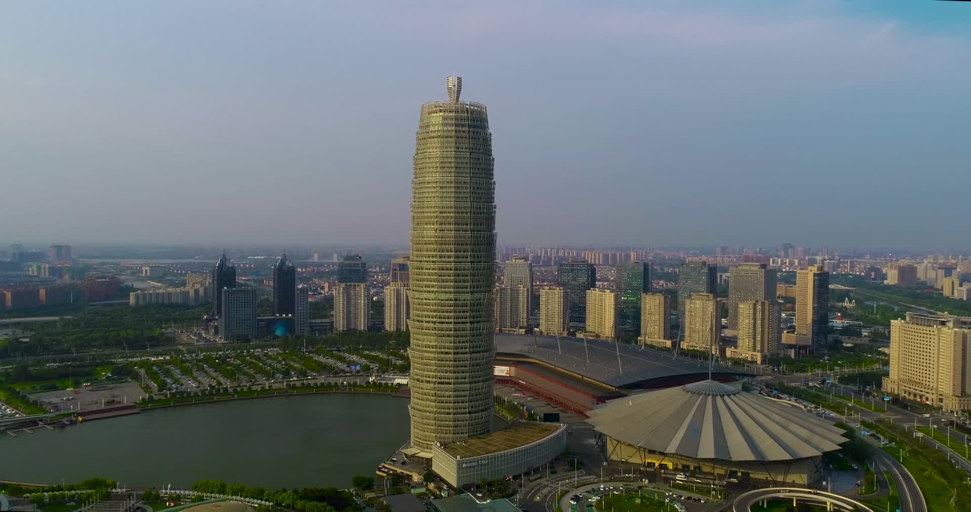 航拍环绕郑州玉米楼CBD写字楼视频的预览图