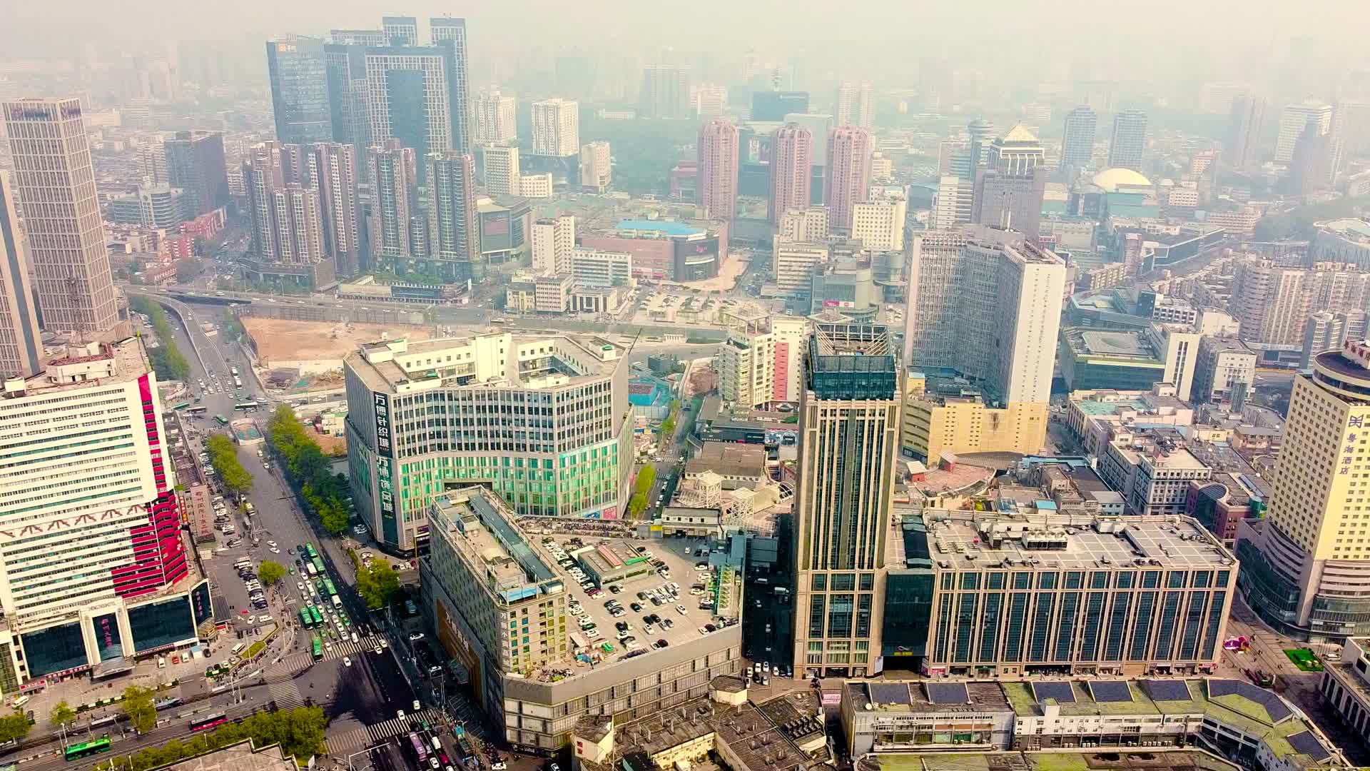 航拍俯瞰郑州火车站附近城市建筑视频的预览图