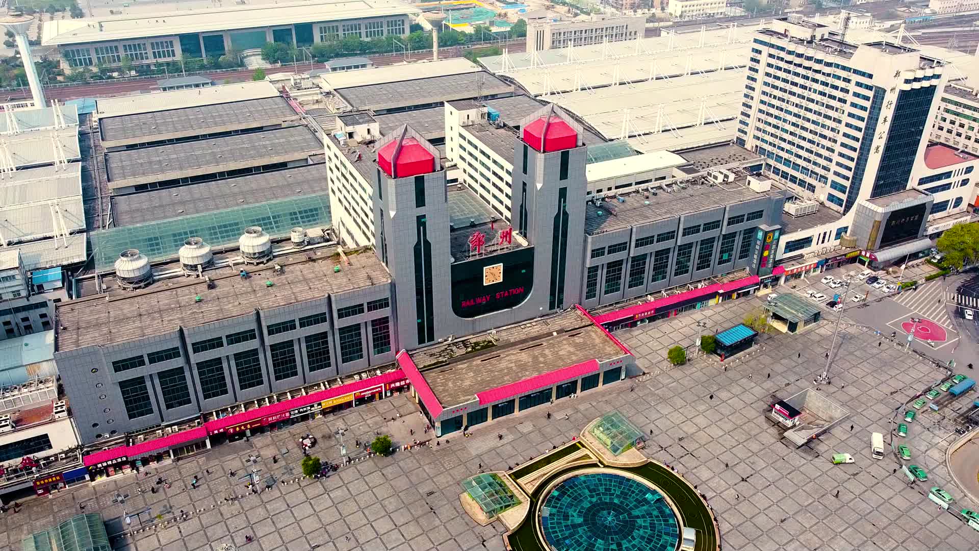 航拍环绕郑州火车站东广场视频的预览图
