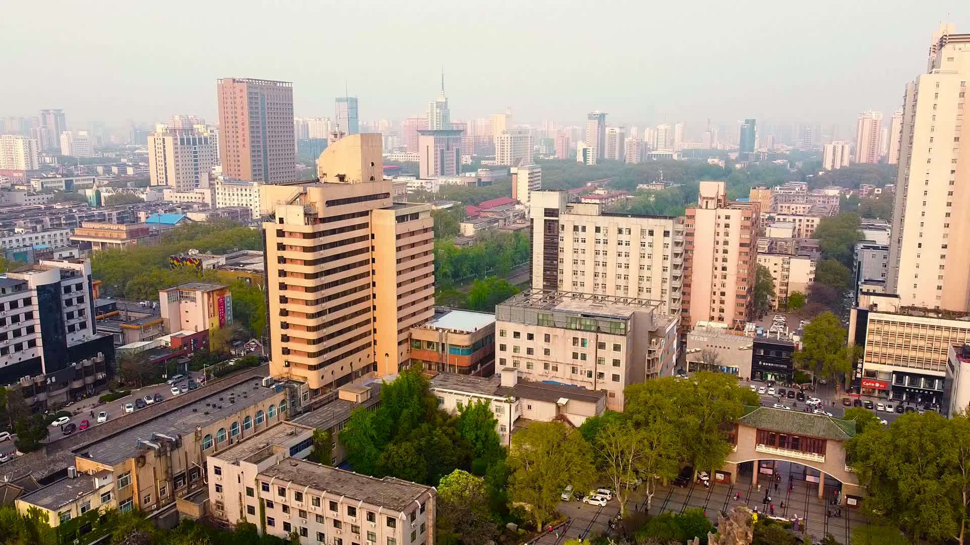航拍郑州城市建筑风貌视频的预览图