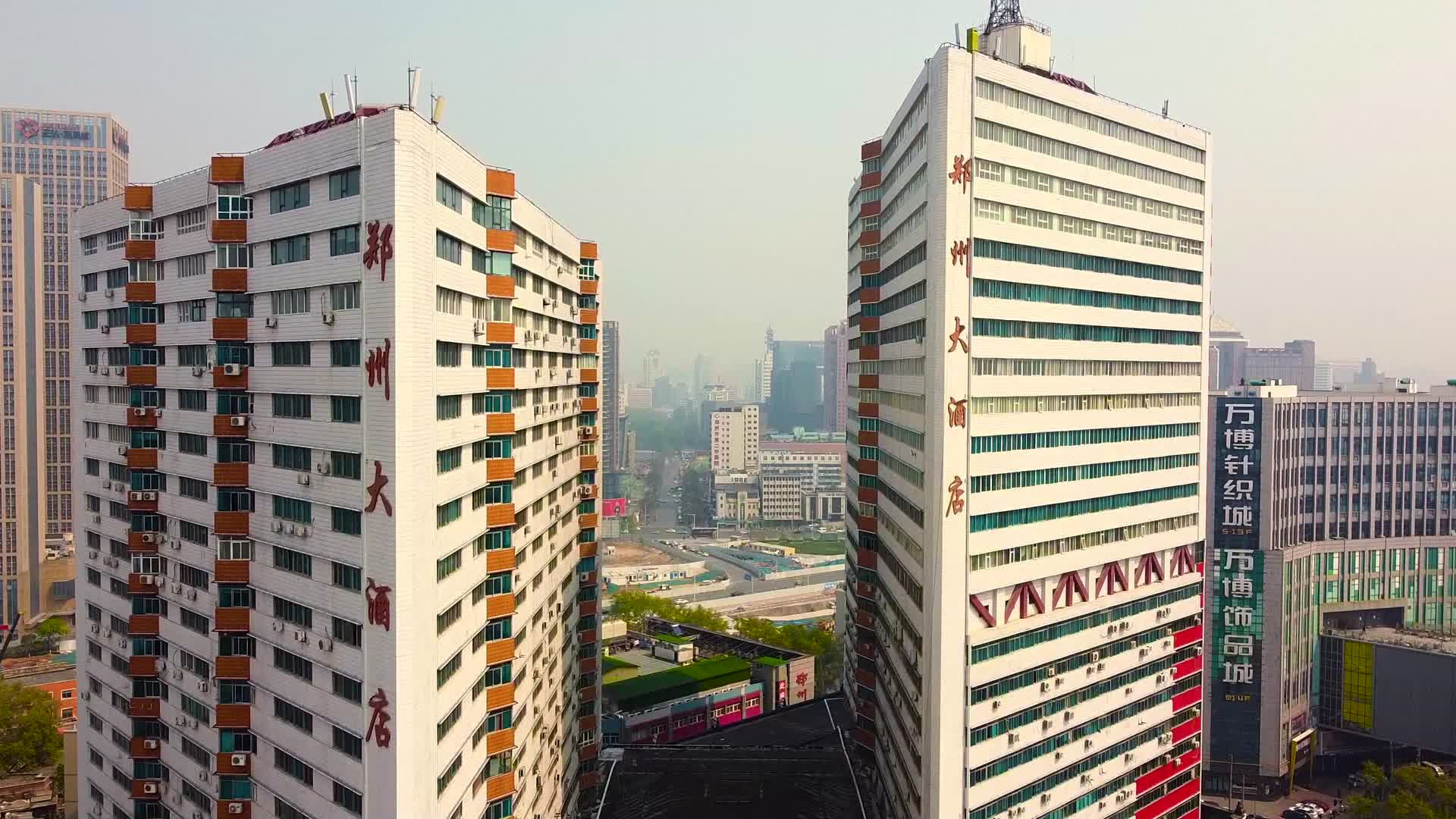 航拍穿越郑州大酒店酒楼中间视频的预览图