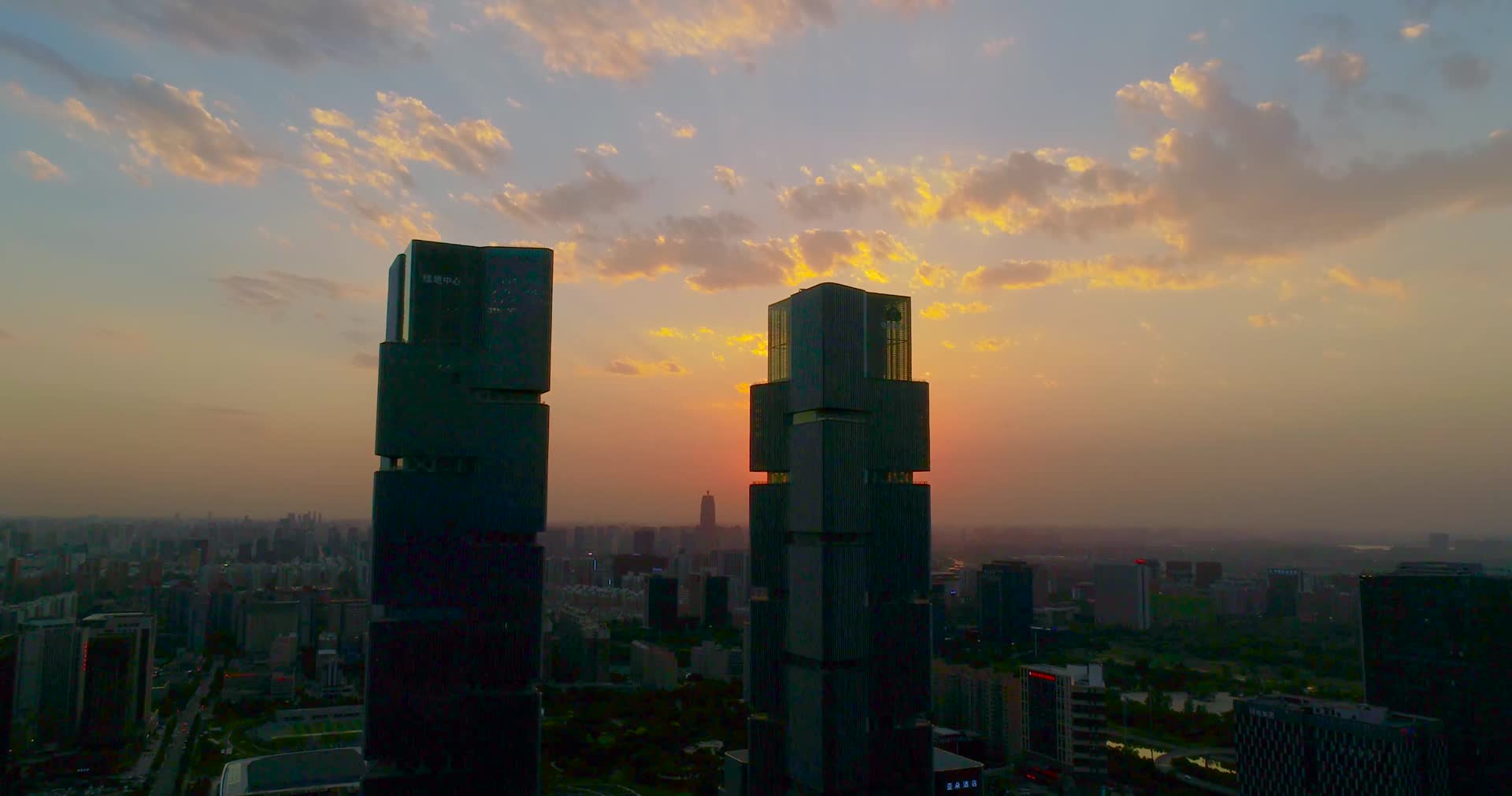 航拍郑州绿地双子塔唯美落日视频的预览图