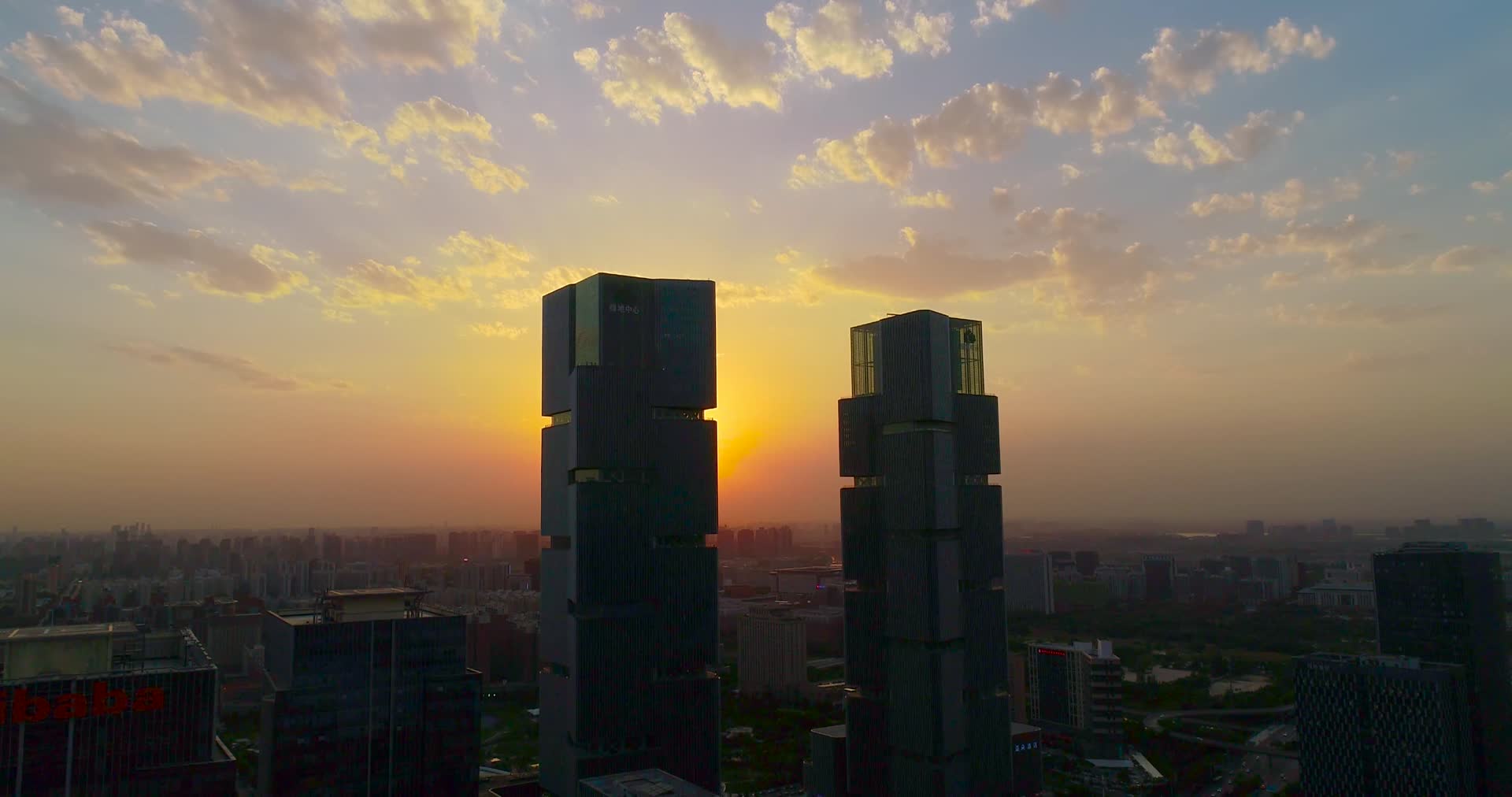 航拍郑州绿地双子塔唯美夕阳视频的预览图