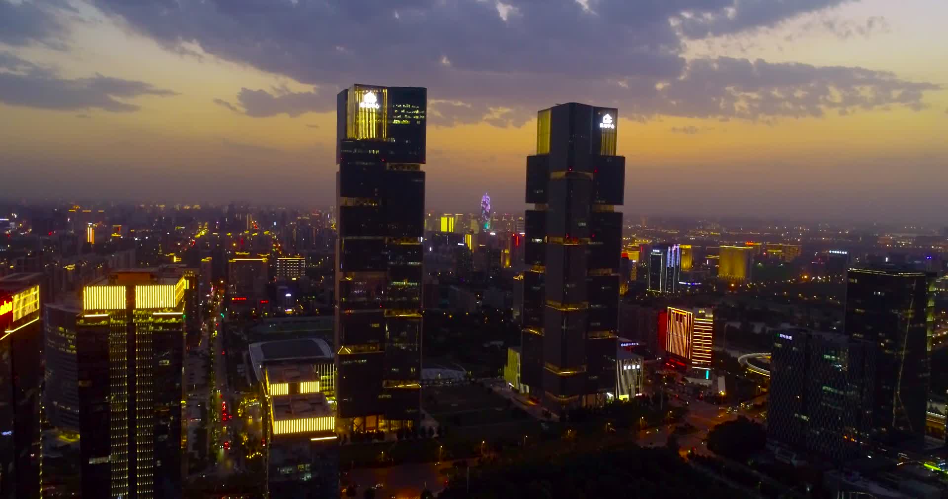 航拍从郑州绿地双子塔眺望郑州玉米楼视频的预览图