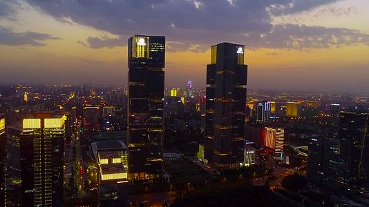 航拍从郑州绿地双子塔眺望郑州玉米楼视频的预览图