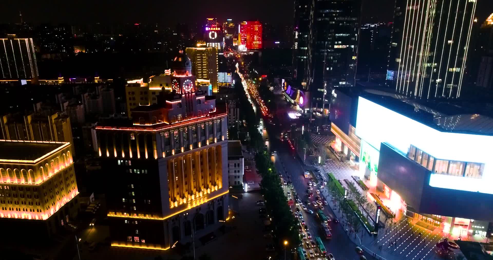 航拍郑州正弘城对面交银大厦近景视频的预览图