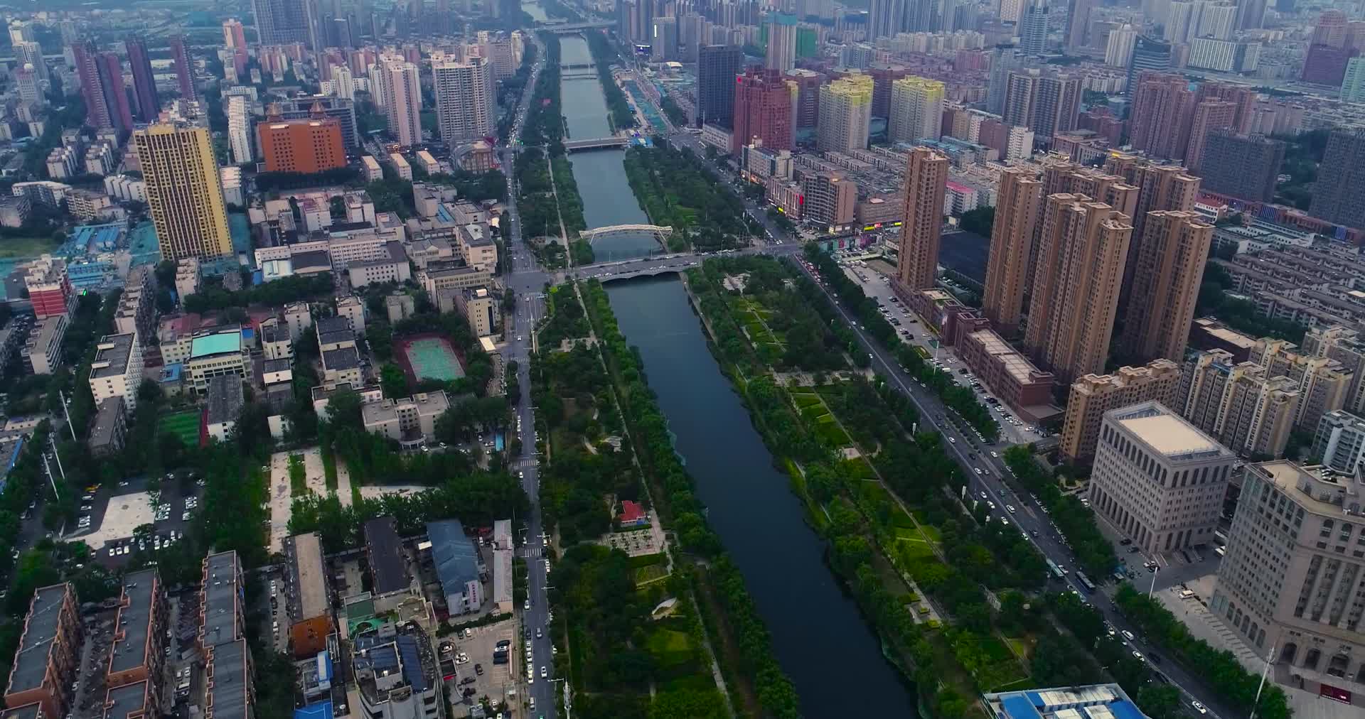 航拍郑州城市水渠秀丽景色视频的预览图