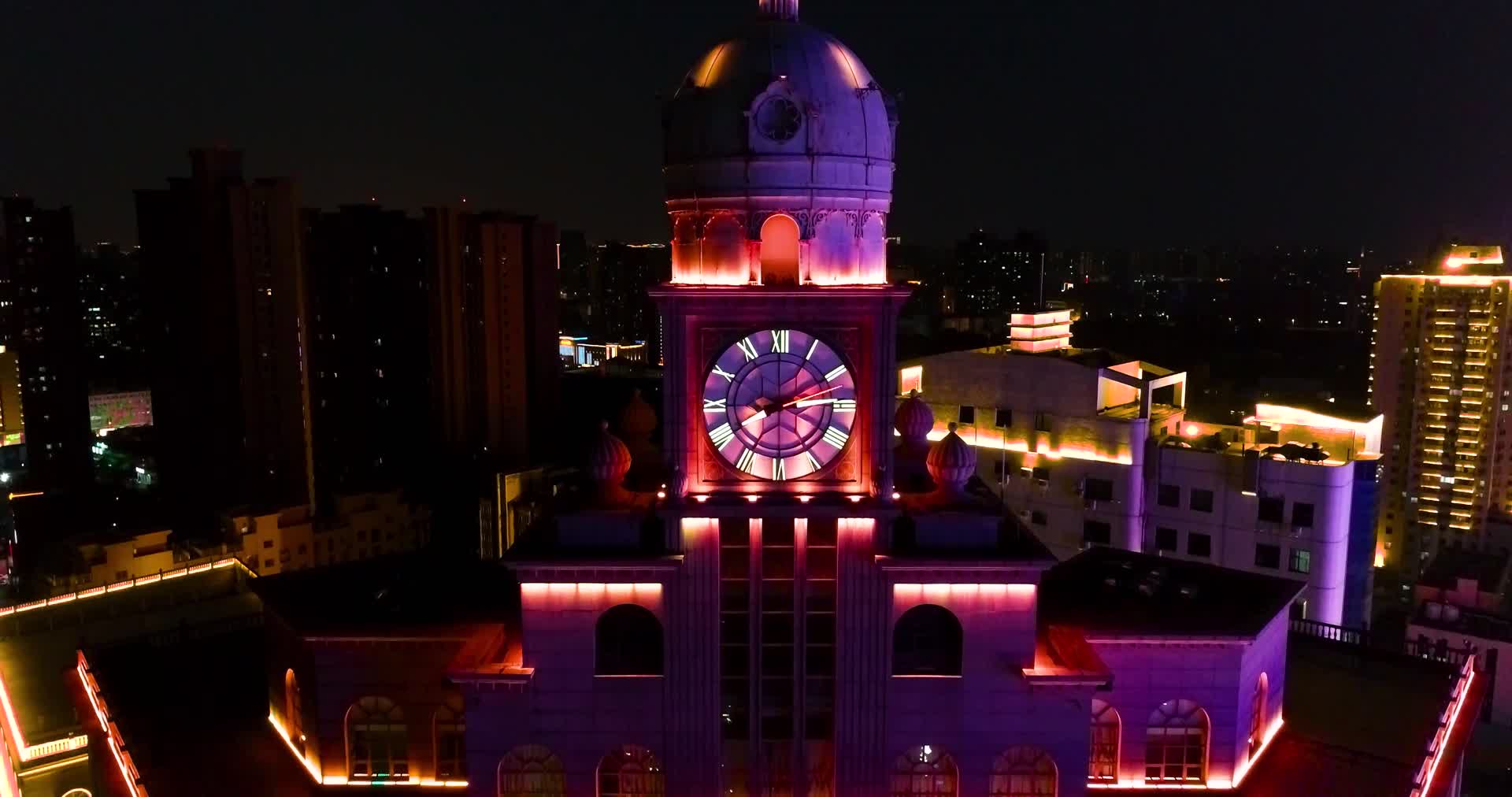 航拍郑州正弘城对面交银大厦唯美夜景视频的预览图