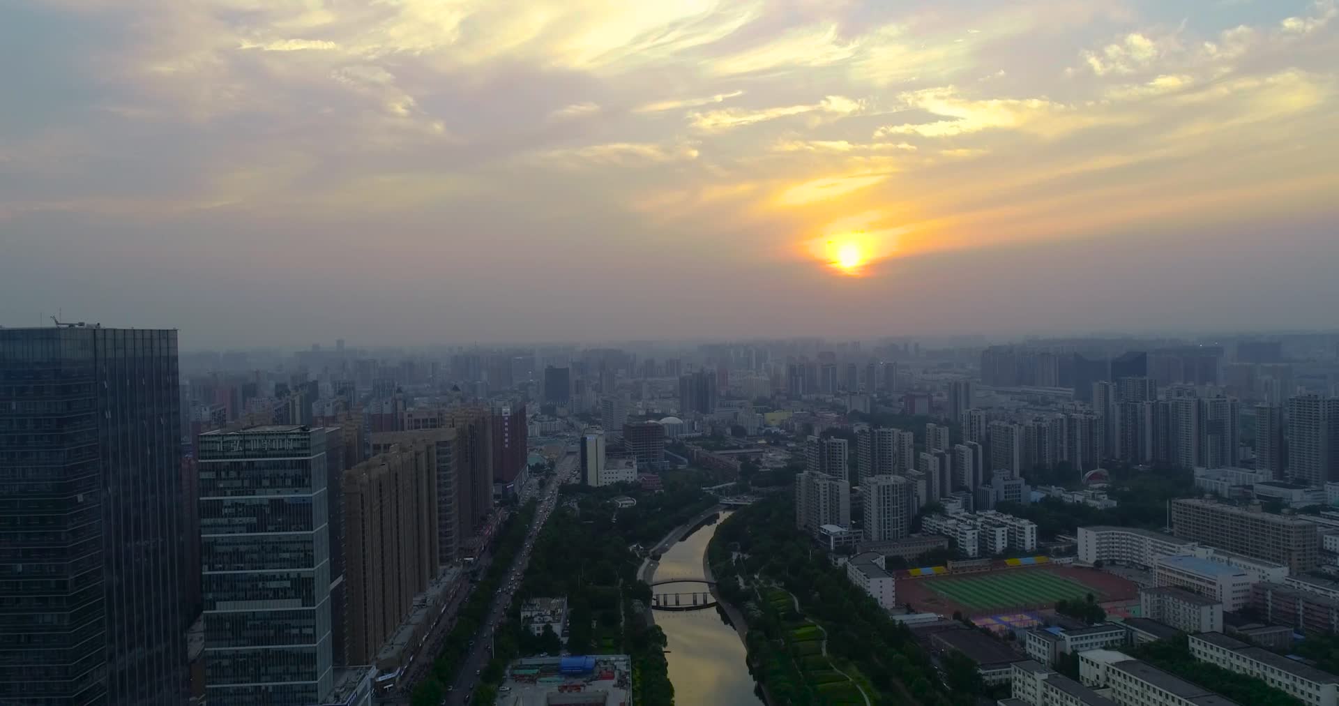 航拍郑州正弘城唯美夕阳视频的预览图