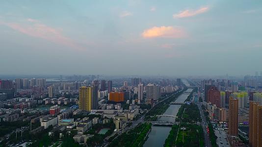 航拍郑州城市水渠蓝天白云风光视频的预览图