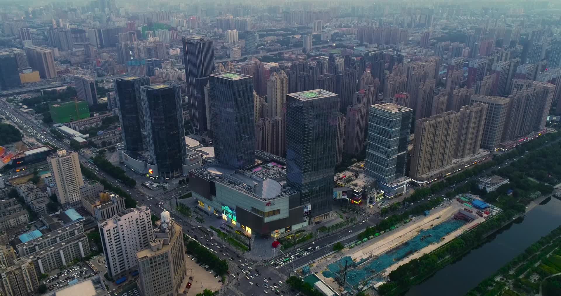 航拍俯瞰郑州正弘城高楼林立视频的预览图