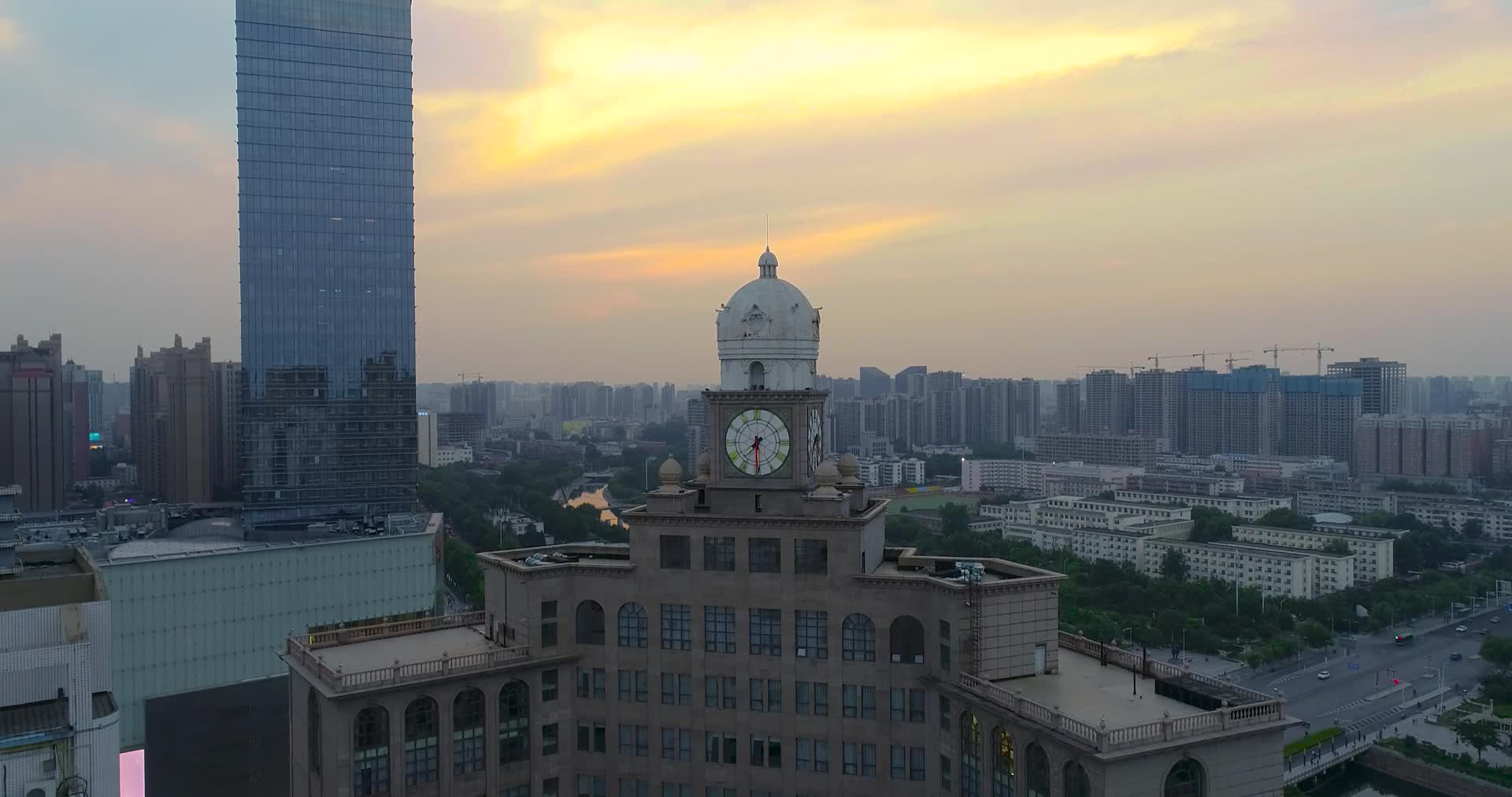 航拍正弘城交银大厦唯美夕阳视频的预览图