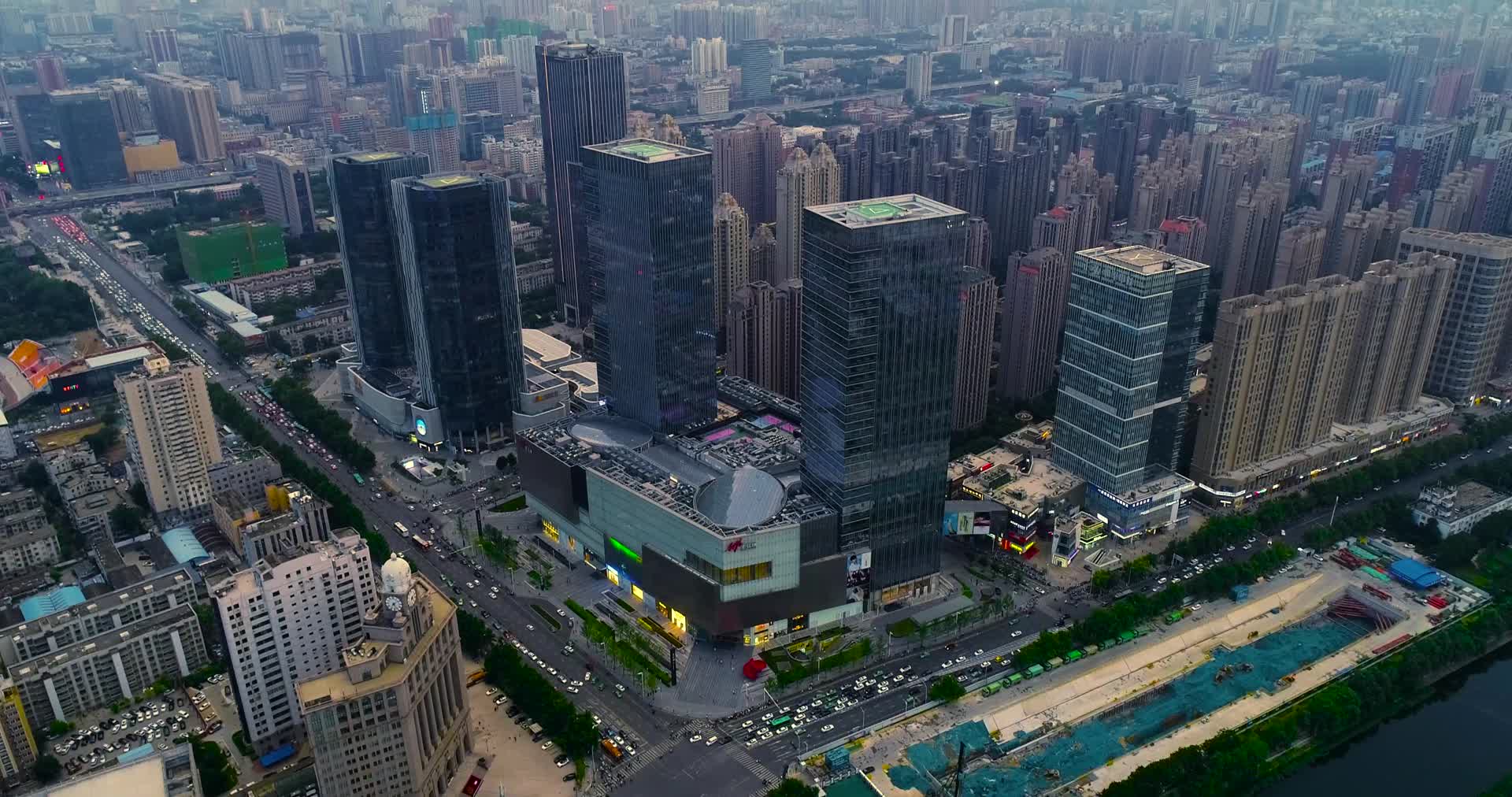 航拍环绕郑州正弘城城市建筑视频的预览图