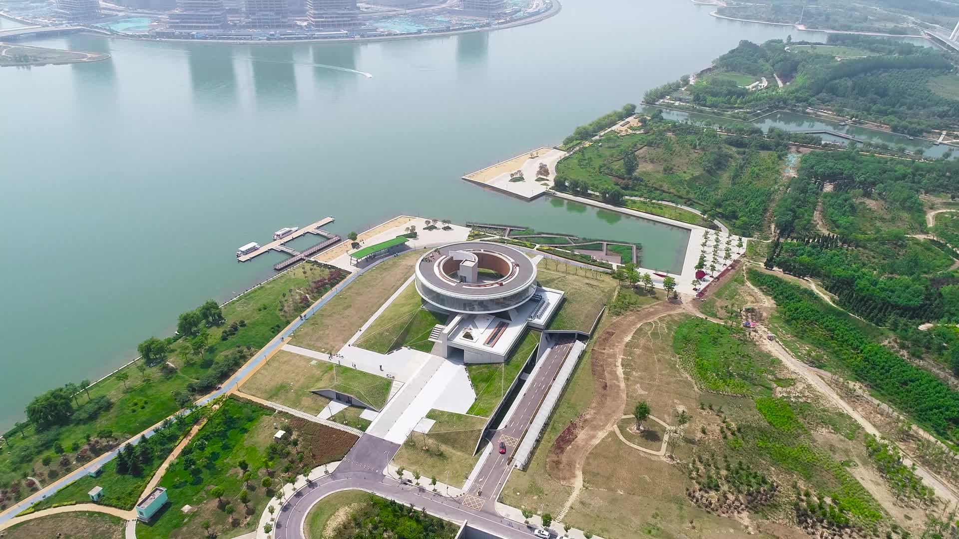 航拍郑州北龙湖龙湖公园纪念馆风光视频的预览图