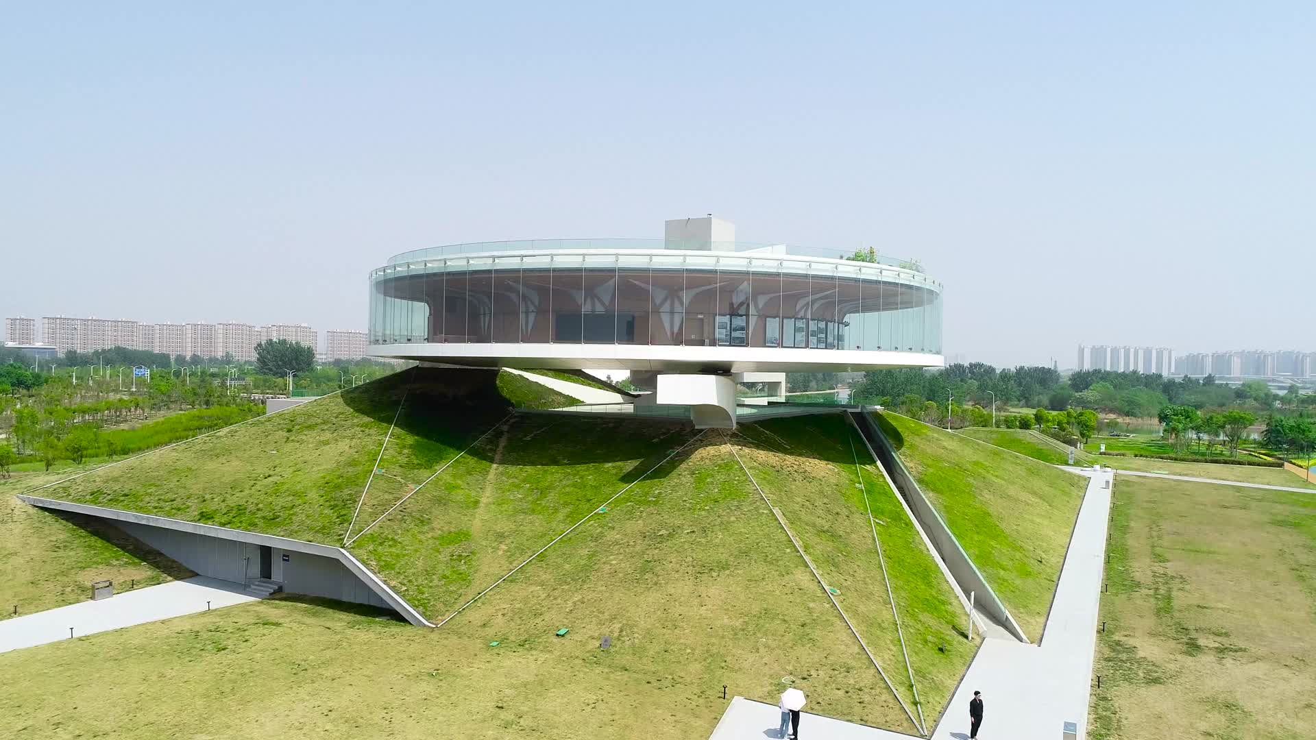 航拍郑州北龙湖龙湖公园纪念馆视频的预览图