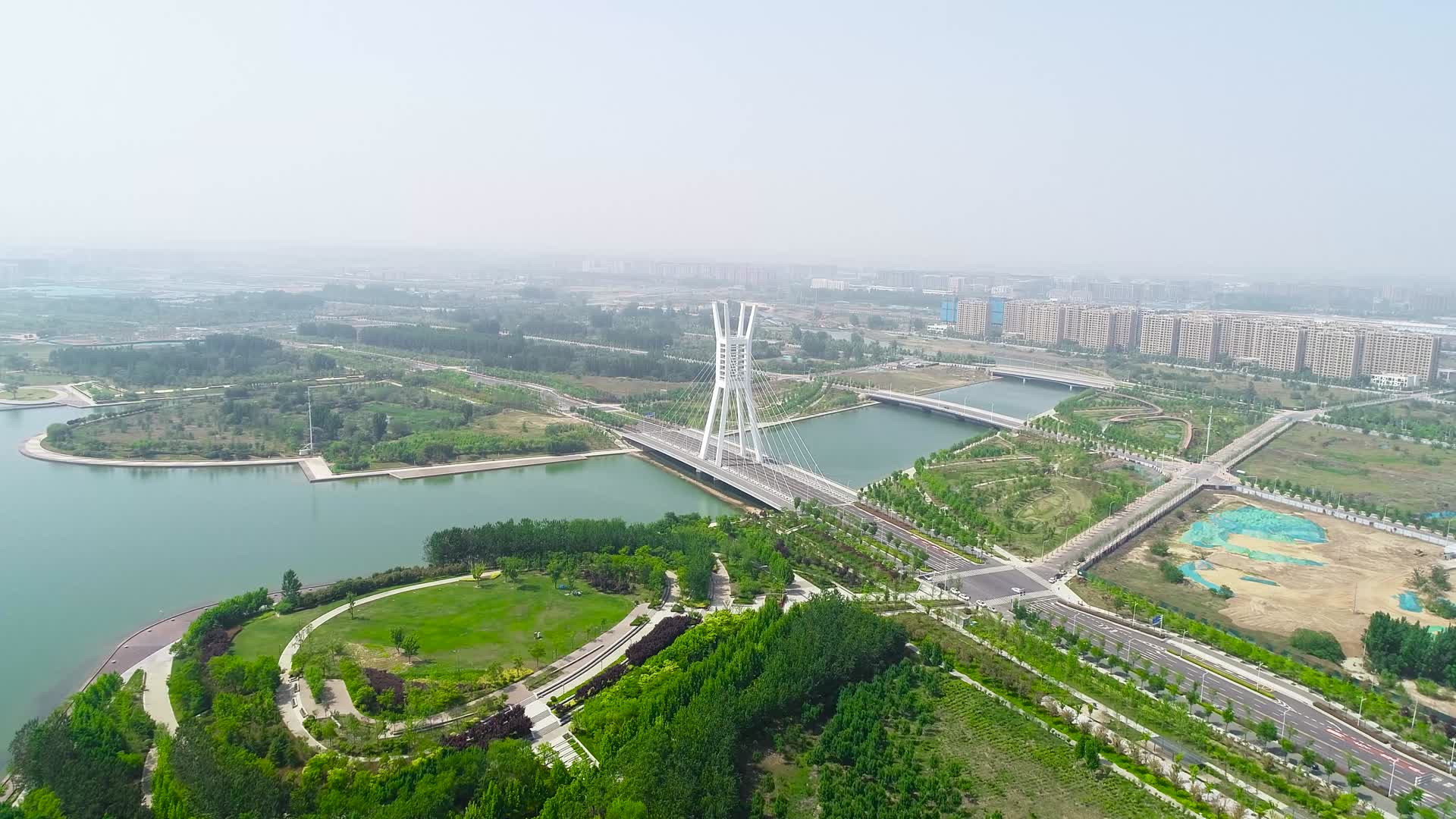 航拍郑州北龙湖现代立交桥视频的预览图