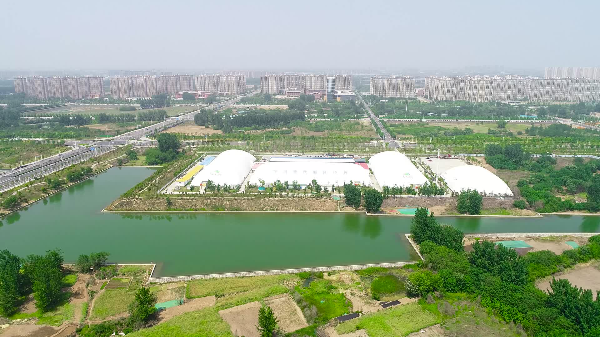 航拍郑州北龙湖全民健身中心视频的预览图