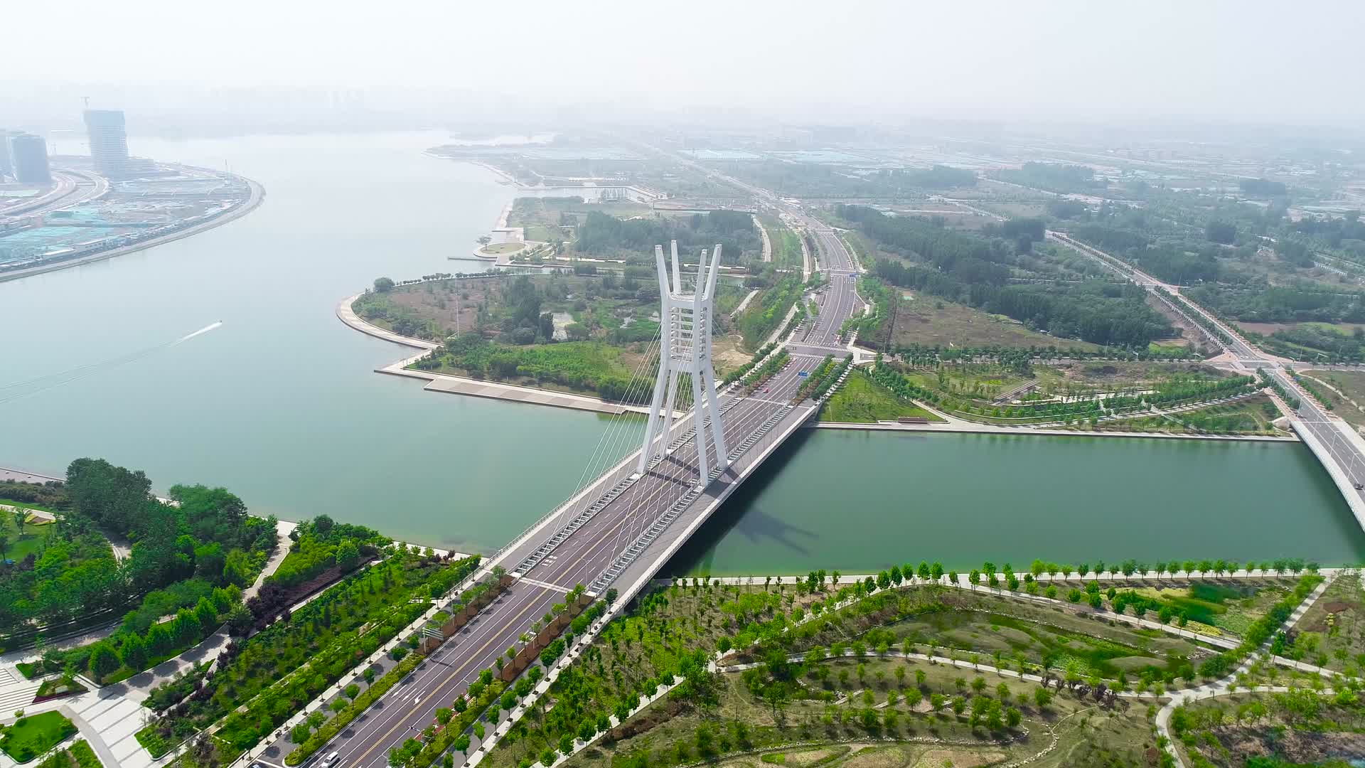 航拍环绕郑州北龙湖立交桥唯美风光视频的预览图