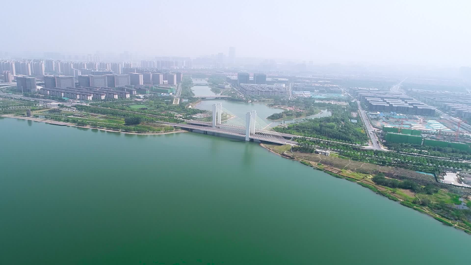 航拍郑州北龙湖立交桥秀丽景色视频的预览图