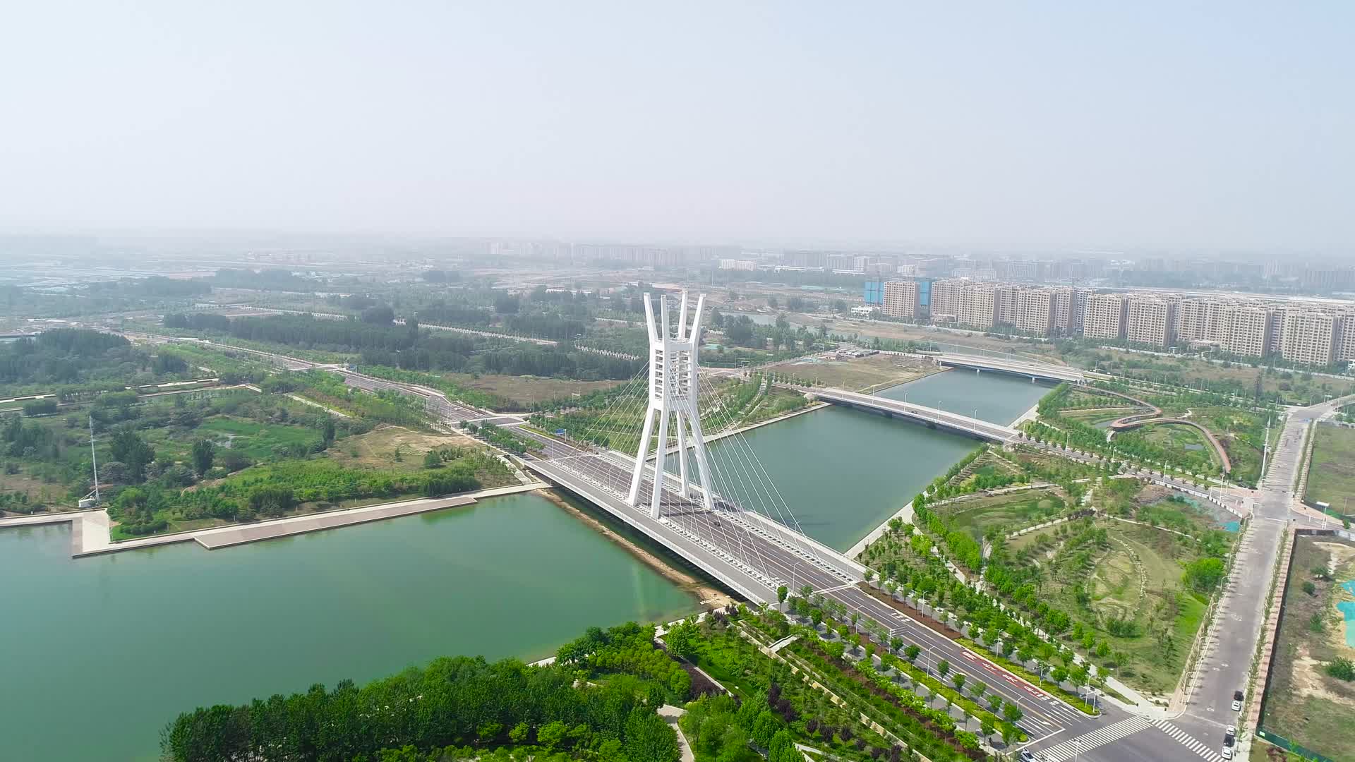 航拍郑州龙湖公园立交桥风光视频的预览图