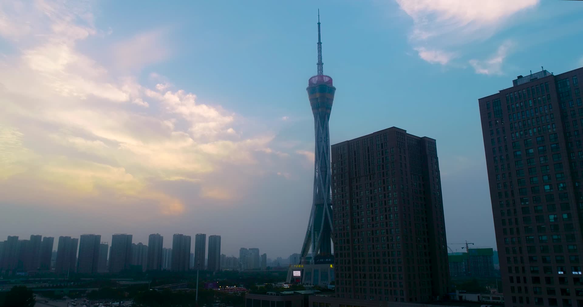 航拍郑州中原福塔唯美夕阳视频的预览图