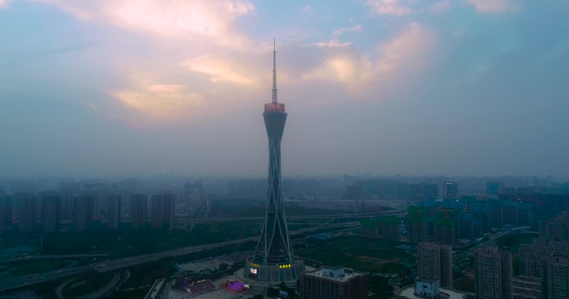 航拍环绕郑州中原福塔唯美夕阳视频的预览图
