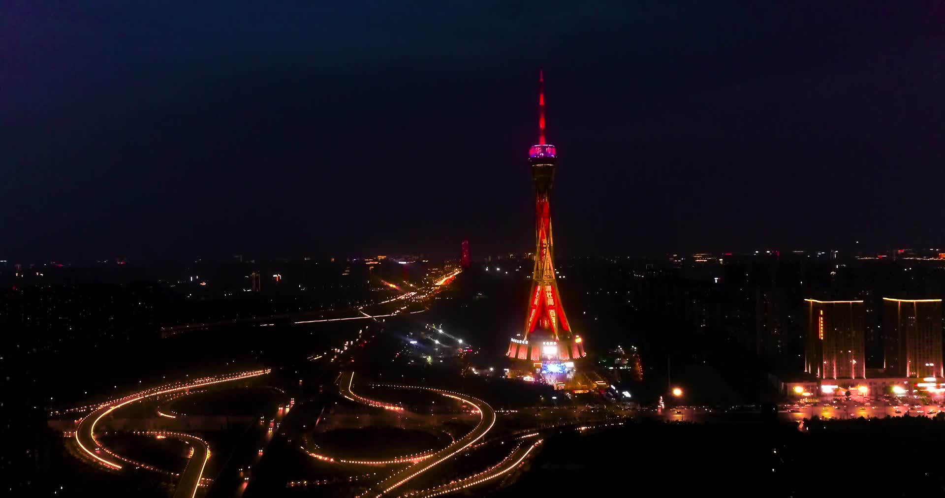 航拍郑州中原福塔唯美夜景视频的预览图