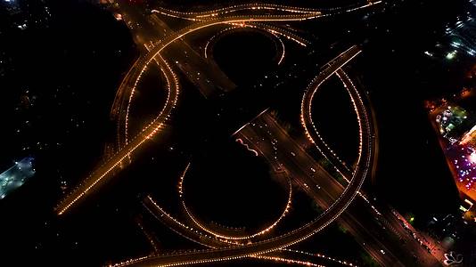 航拍郑州中原福塔前的高架立交桥夜景视频的预览图
