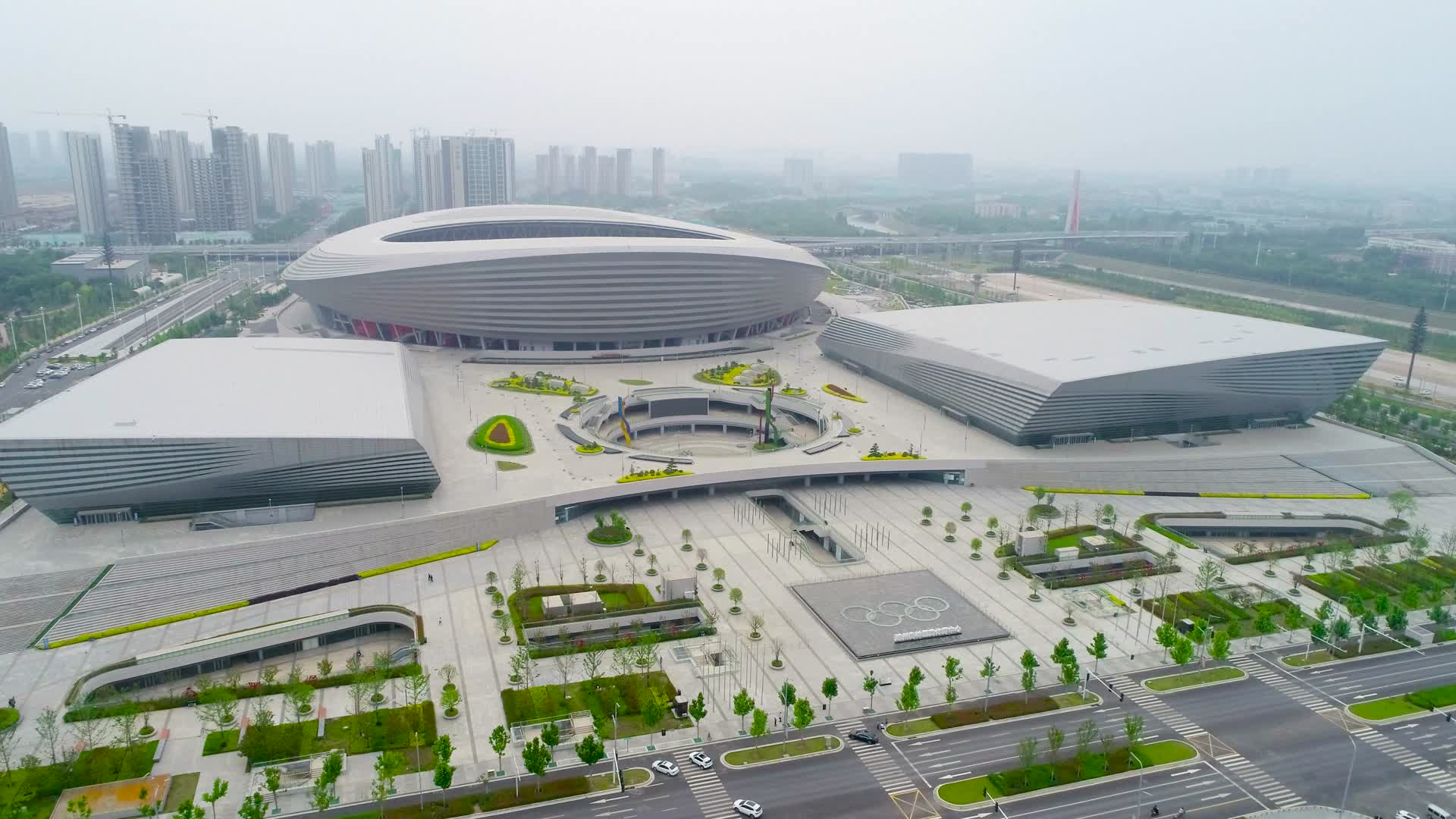 航拍环绕郑州奥体中心风光视频的预览图
