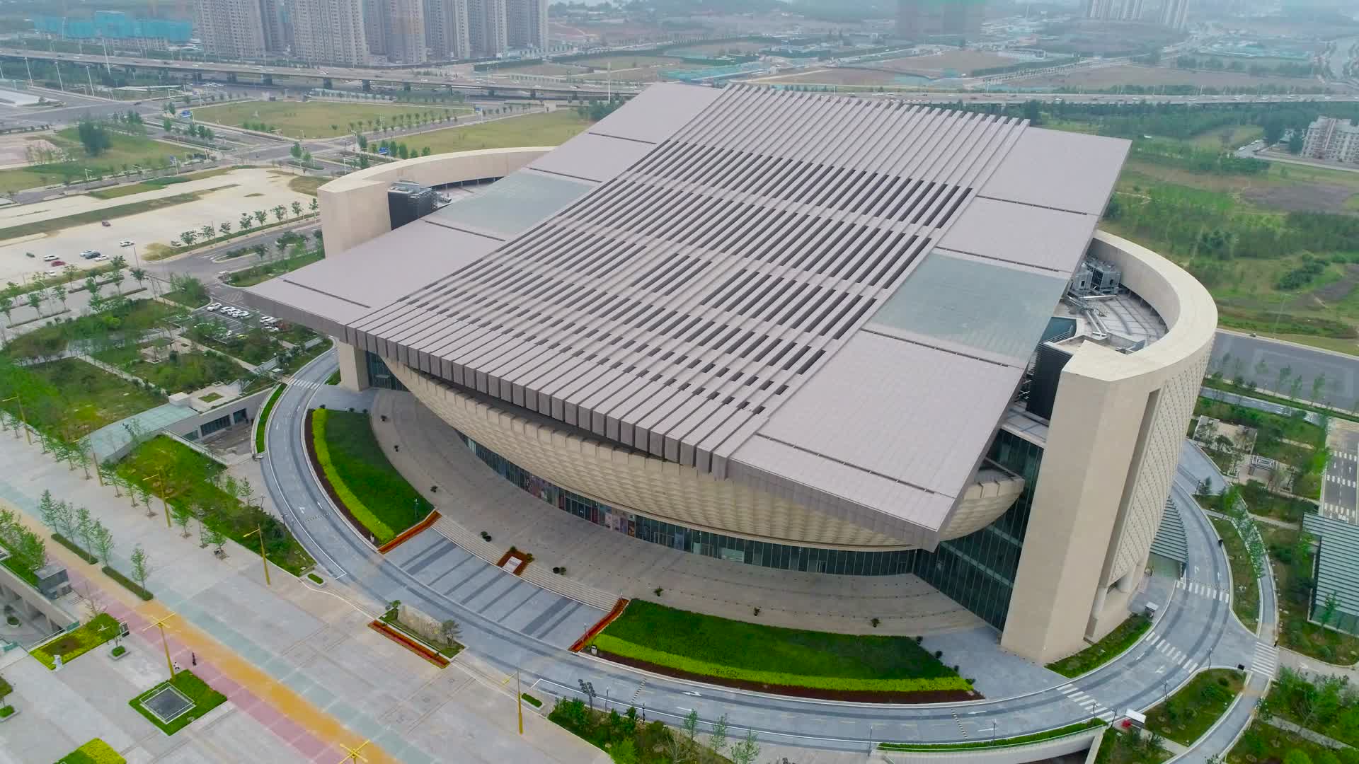航拍环绕郑州博物馆新馆风光视频的预览图