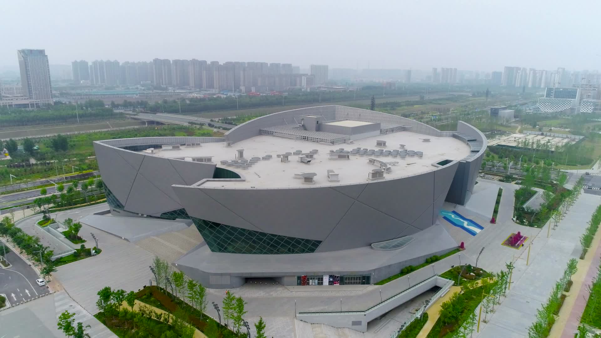 航拍环绕郑州大剧院风光视频的预览图