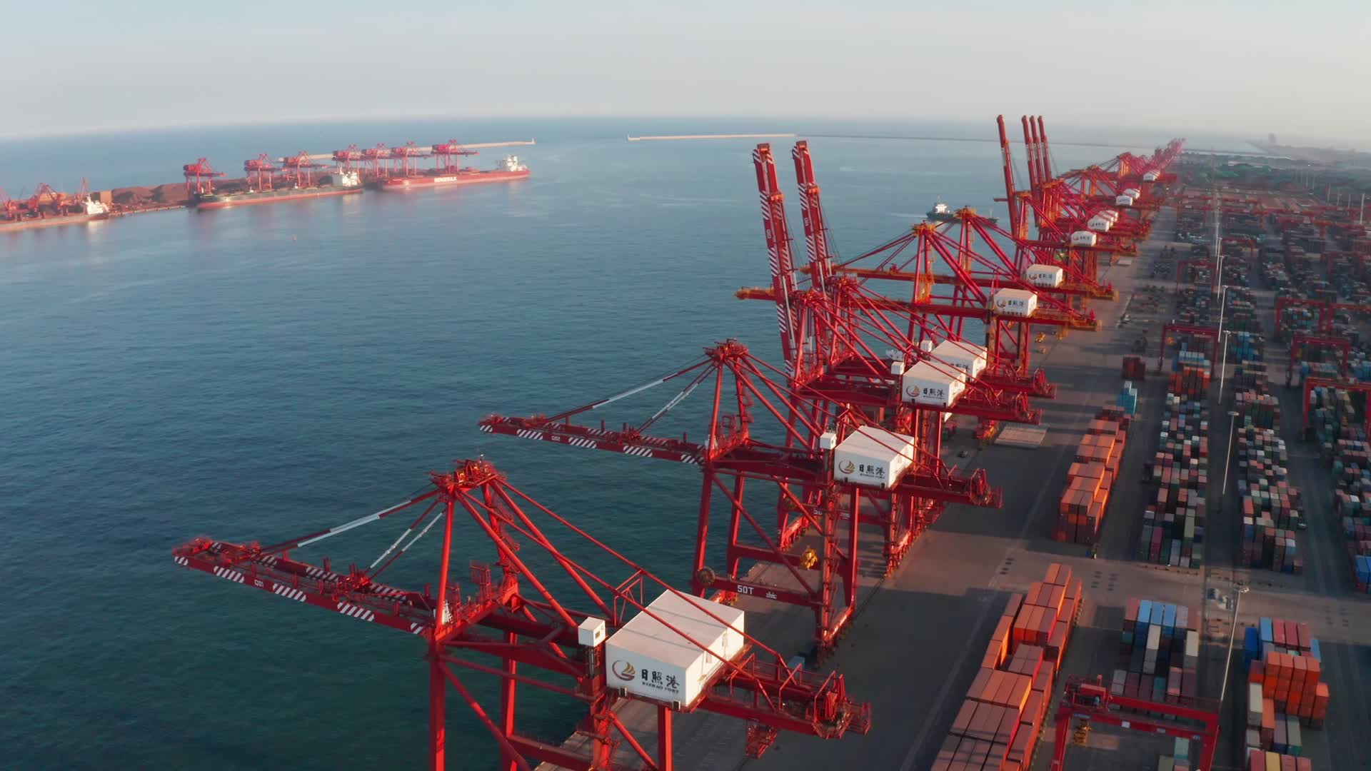 山东港口日照港港口航拍视频的预览图