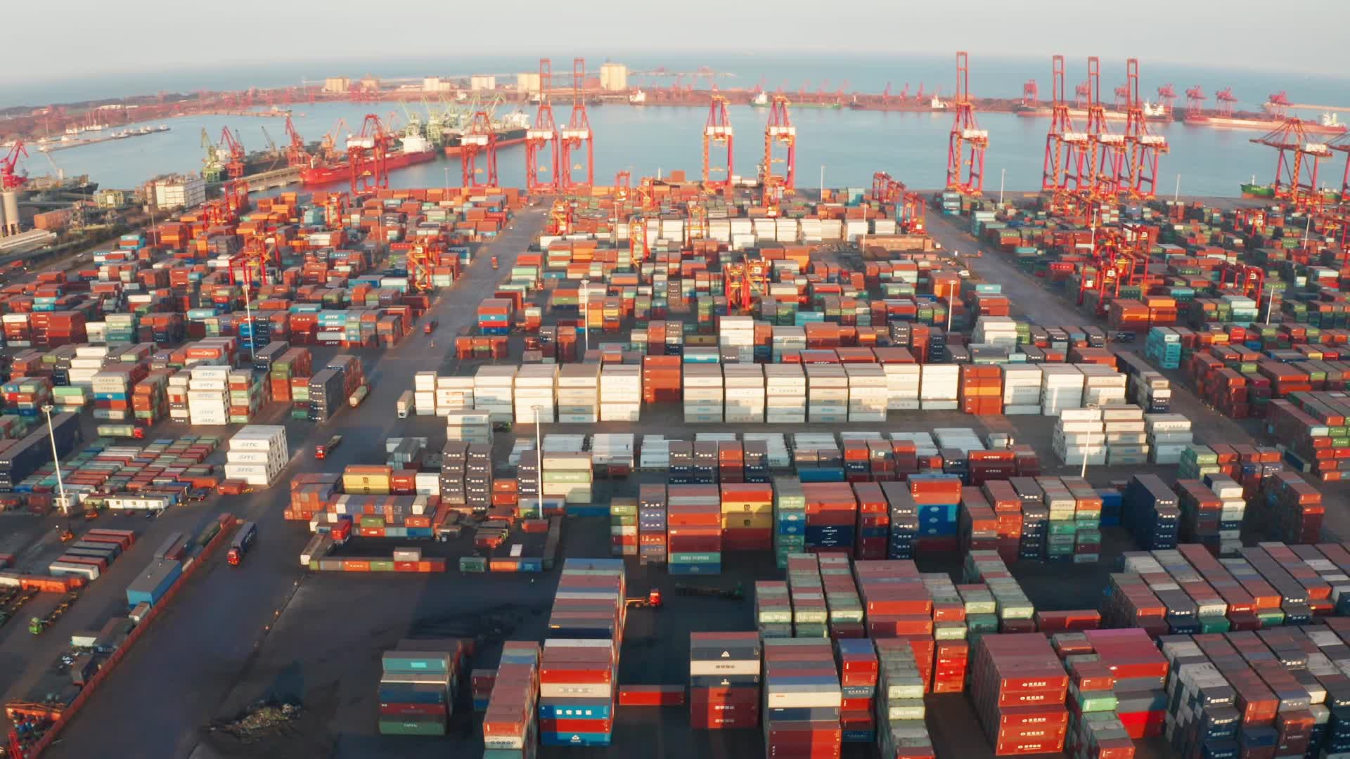 山东港口日照港港口航拍视频的预览图