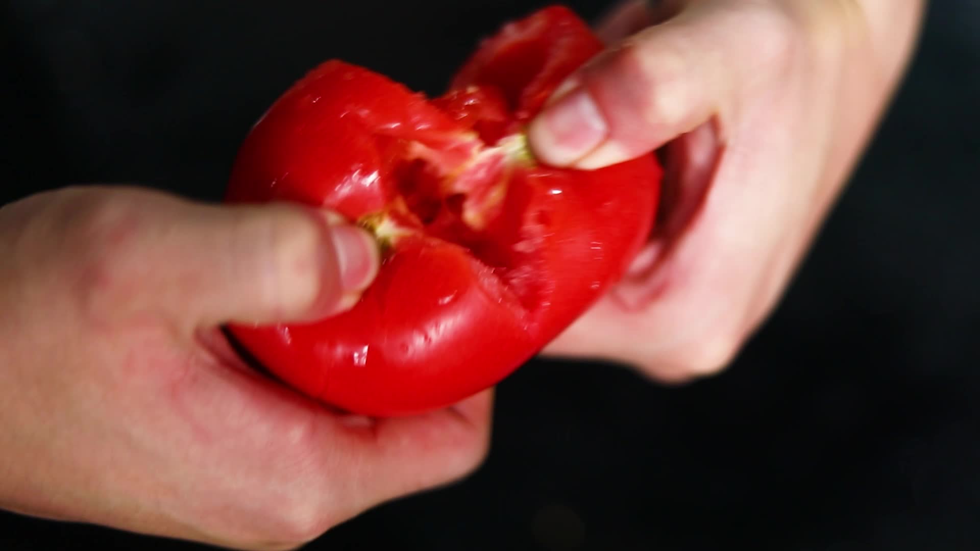 蔬菜水果鲜嫩多汁西红柿视频的预览图