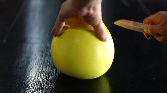 水果美食切柚子展示视频的预览图