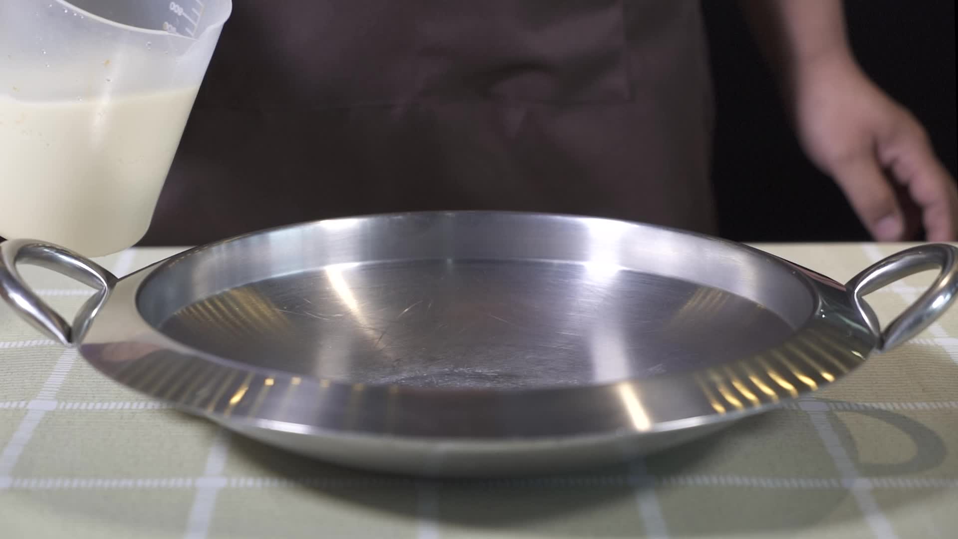 锅中倒入豆浆视频的预览图