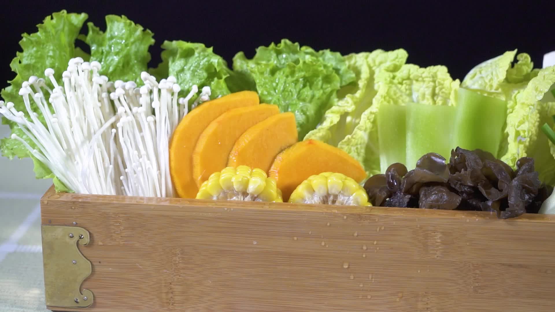 金针菇生菜玉米黑木耳娃娃菜蔬菜拼盘视频的预览图