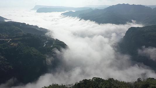 峡谷鸟瞰晨雾视频航拍大山视频的预览图