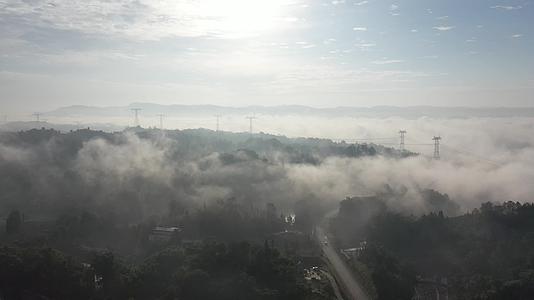 鸟瞰晨雾视频航拍大山电力铁塔视频的预览图