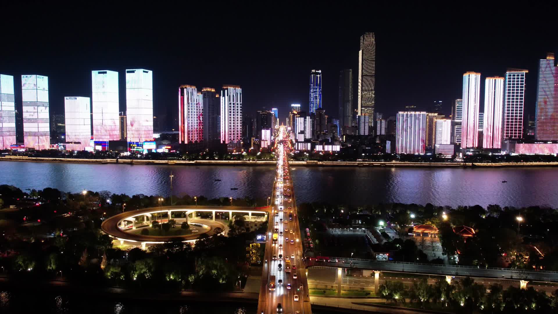 4K航拍橘子洲大桥夜景城市延时视频视频的预览图