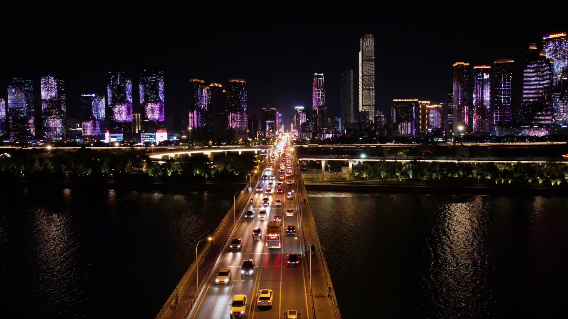 4K航拍橘子洲大桥夜景延时城市交通视频的预览图