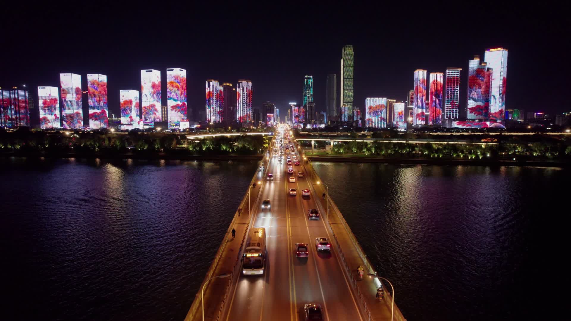 4K航拍橘子洲大桥夜景视频视频的预览图