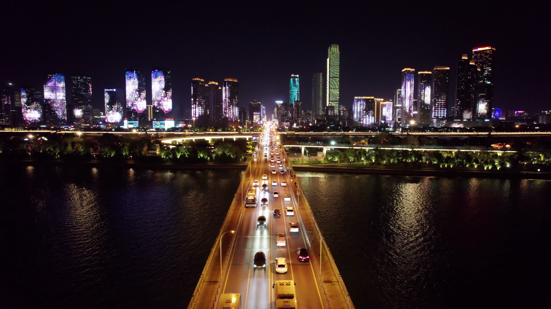 4K航拍橘子洲大桥城市交通夜景视频视频的预览图
