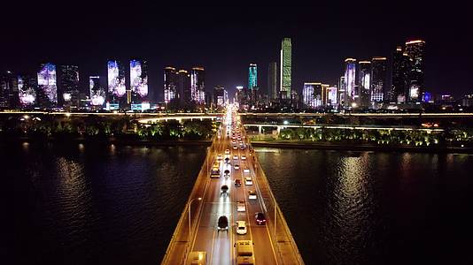 4K航拍橘子洲大桥城市交通夜景视频视频的预览图