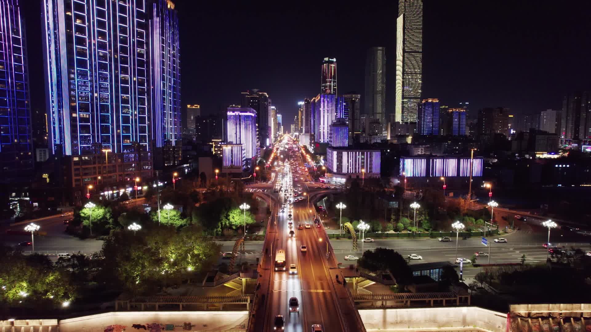 4K航拍橘子洲夜景城市交通视频视频的预览图